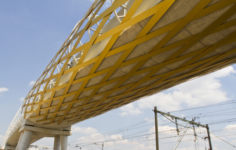 Lines of Gold Den Bosch developed a complex 3D shaped design of double curved aluminum extrusions for railway bridges.