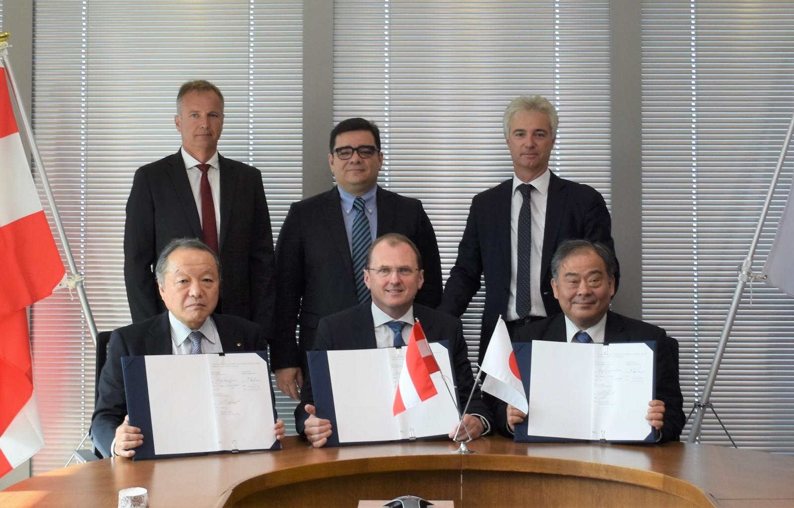 Signing of the sales cooperation agreement in Tokyo — Front row (L-R): Shinichi Kobayashi, managing executive officer and chief operating officer of the Metals & Mineral Resources Div. of Marubeni Corporation; Gerald Mayer, CEO of AMAG; and Akira Suzuki, executive officer of the Automotive Steel Products Div. of Marubeni Itochu Steel — Second row (L-R): Norbert Bürger, managing director of AMAG rolling Gmbh; Victor Breguncci, chief sales officer of AMAG; and Helmut Kaufmann, chief technology officer of AMAG. 