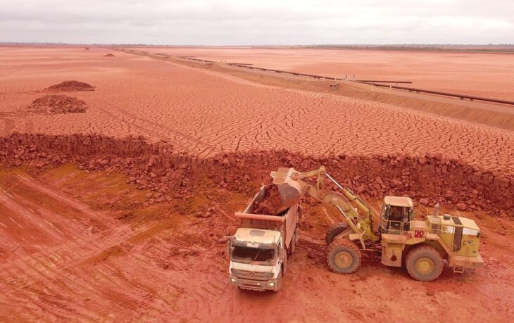 The Tailings Dry Backfill method replaces the need for raising and building new dams used in traditional methods, improving safety and environmental performance.