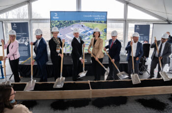 Breaking ground. From left: Emilie LaGrow, Village Manager, Village of Cassopolis. Eivind Kallevik, Executive Vice President Hydro Aluminium Metal. Hilde Merete Aasheim, President & CEO. Charles «Chuck» Johnson President of US Aluminum Association. Anniken Ramberg Krutnes, Norwegian ambassador to the United States. Congressman Tim Walberg. Bob Hance, MEC President & CEO. David Johnson, President, Village of Cassopolis.