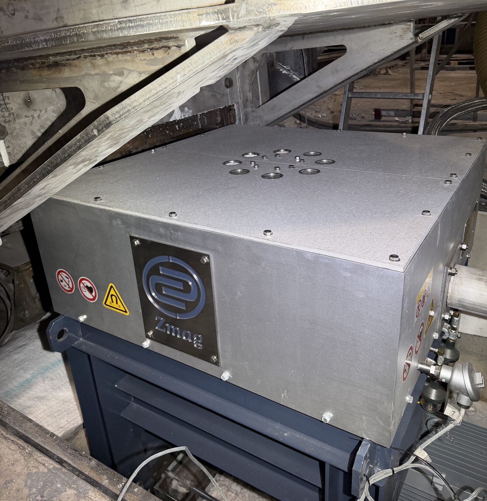 Zmag stirrer (enclosed in a box) under a furnace.